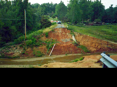 Laurel Run Dam, Pennsylvania <br>
                    • 42 foot high dam; 310 acre-feet storage volume<br>
                    • failed at 2:35 a.m. July 20, 1977 <br>
                    • 30 homes suffered major damage, 40 fatalities