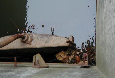 Inoperable outlet gate